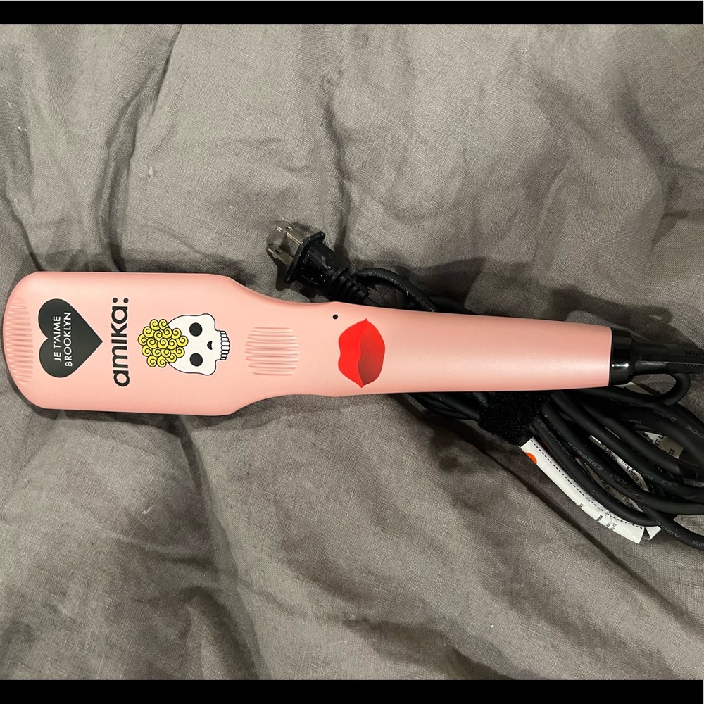 Amika straightener brush